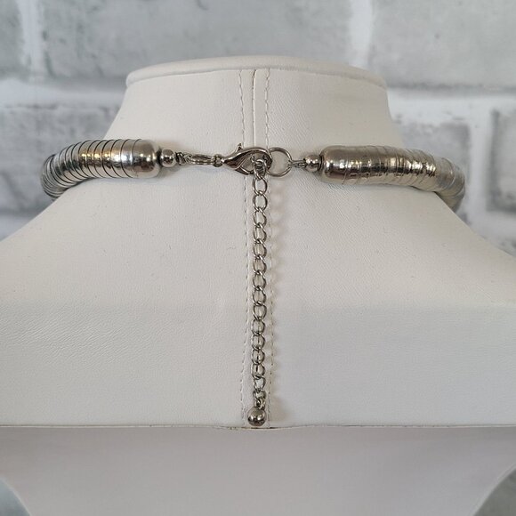 Chunky Howlite Turquoise Color Beaded Silver Tone Statement Necklace - Picture 4 of 11